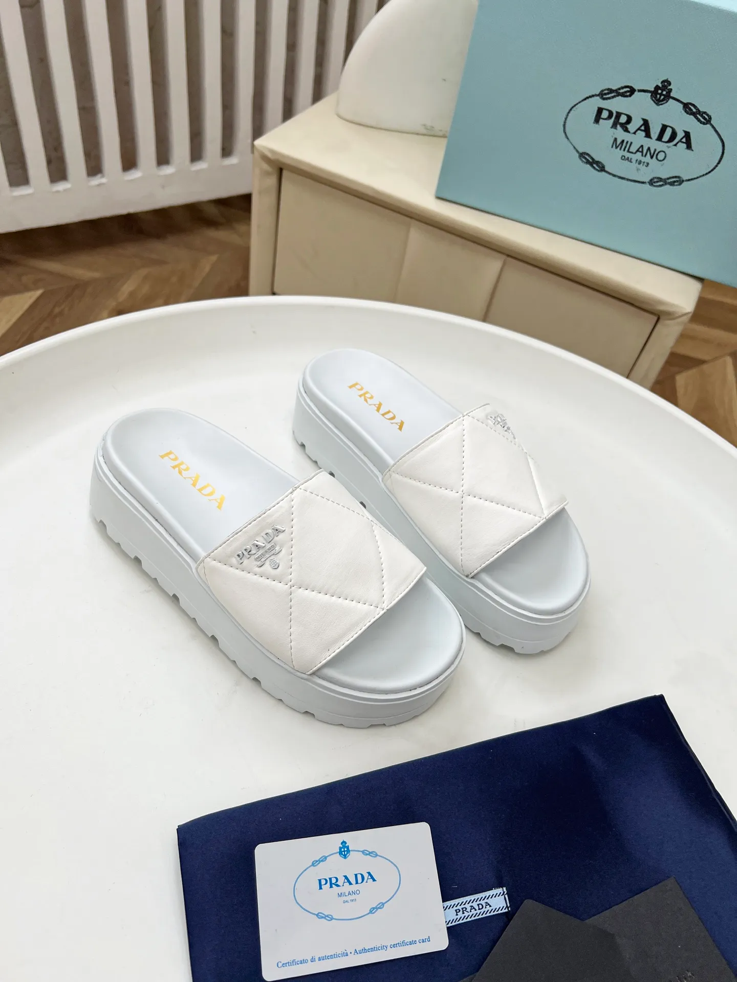 👟👟Ex-factory price 440👟👟 Prada/Prada 25ss summer new couple's beach thick-soled Birkenstock sandals. This shoe style is really a classic design that will not go out of style and is in line with everyone's current pursuit of comfortable and healthy wearing concepts. It is regarded by many domestic and foreign celebrities and fashionistas as an important choice for daily slippers. ✔Upper: imported super soft sheepskin ✔Inner lining: imported sheepskin ✔Hardware: Original molded split hardware ✔Outsole: Ultra-light, wear-resistant and non-slip foam sole ✔Number of yards: 35~40 (custom-made 40 pieces are non-refundable)